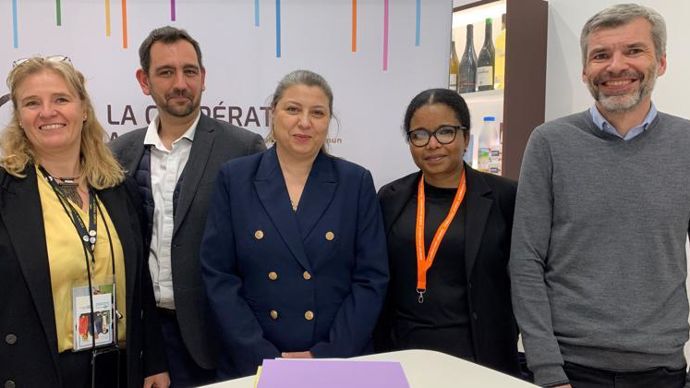 Présentation du CQP TCA sur le stand de LCA lors du Sia avec, de gauche à droite, Corinne Lelong, directrice des affaires sociales et de la formation de LCA, Christophe Tronel, du cabinet Co & Sens, Nathalie Deville, chargée de mission à la Délégation générale à l’emploi et à la formation, Rachel Silmon, d’Ocapiat, et Emmanuel Paris, conseiller formation à LCA Solutions +. © H. LAURANDEL